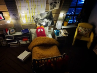 Morki im Bett. "John Cusack"