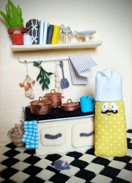 Morki in der Küche. Kochen am Herd